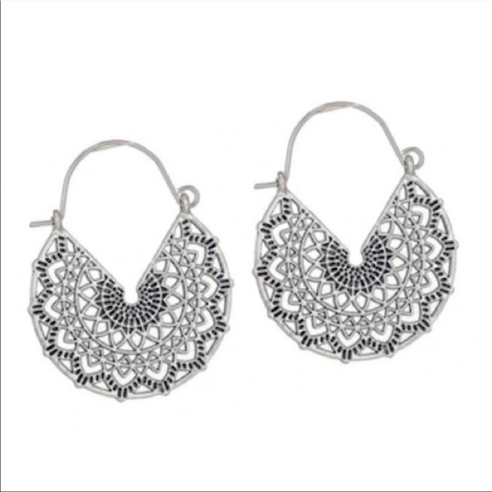 SILVER TONE OPEN WORK FILIGREE ANTIQUE INSPIRED WEBBED HUGGIE STYLE HOOPS - Picture 4 of 5